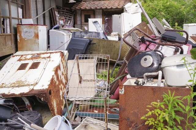 庭や物置など屋外に放置された廃棄物の処理方法